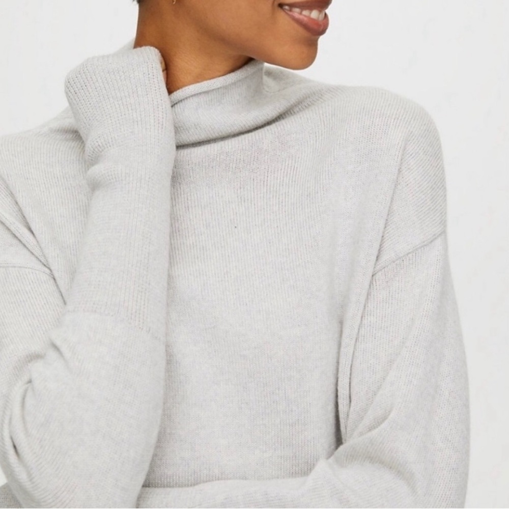 Aritzia Wilfred Cyprie Soft Grey Merino Wool Mockneck
Sweater Size XXS
